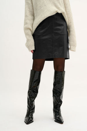 The leather skirt