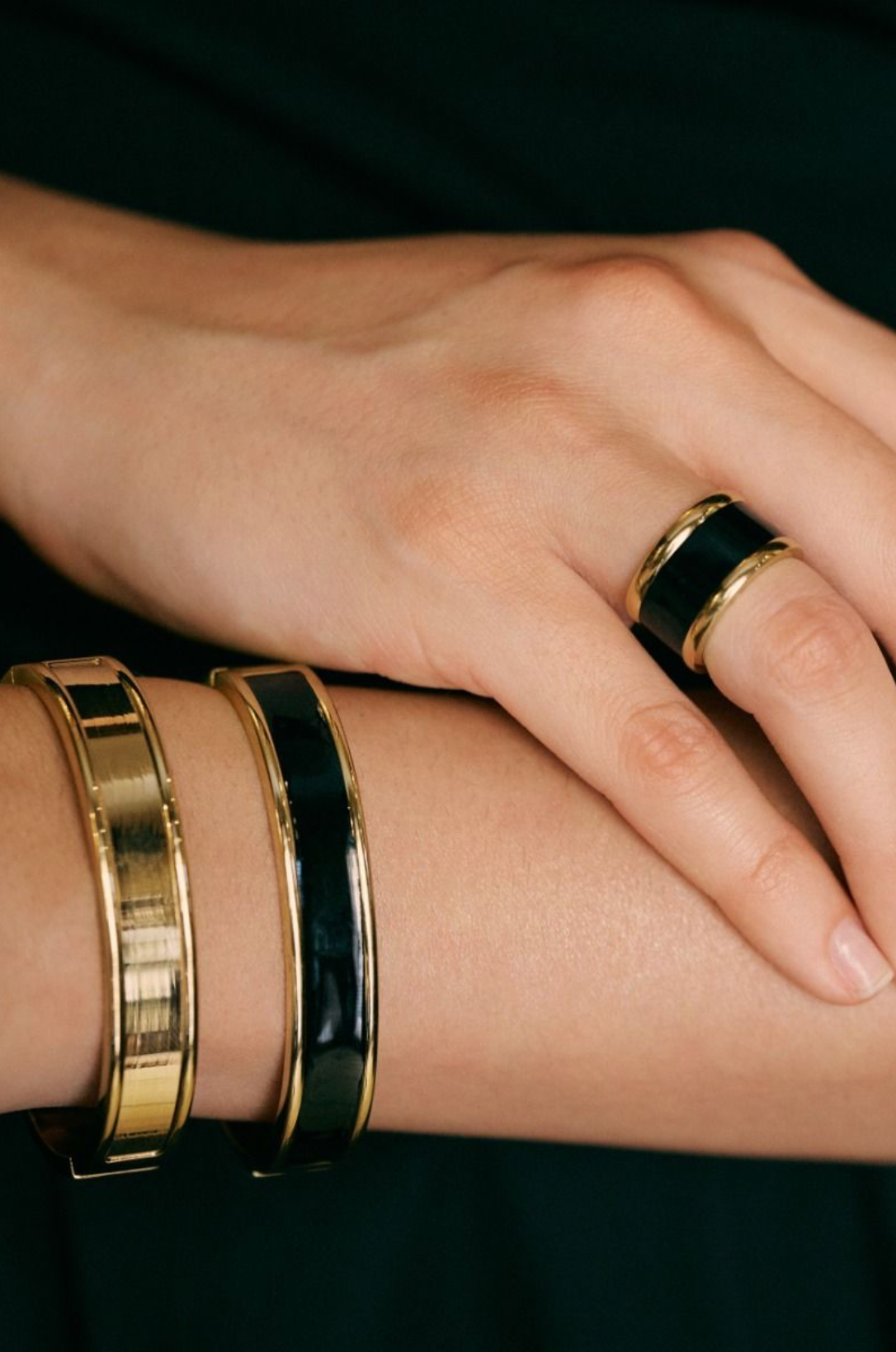 Frame enamel bangle black gold