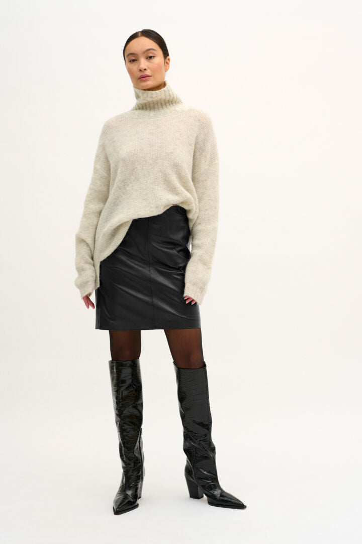 The leather skirt