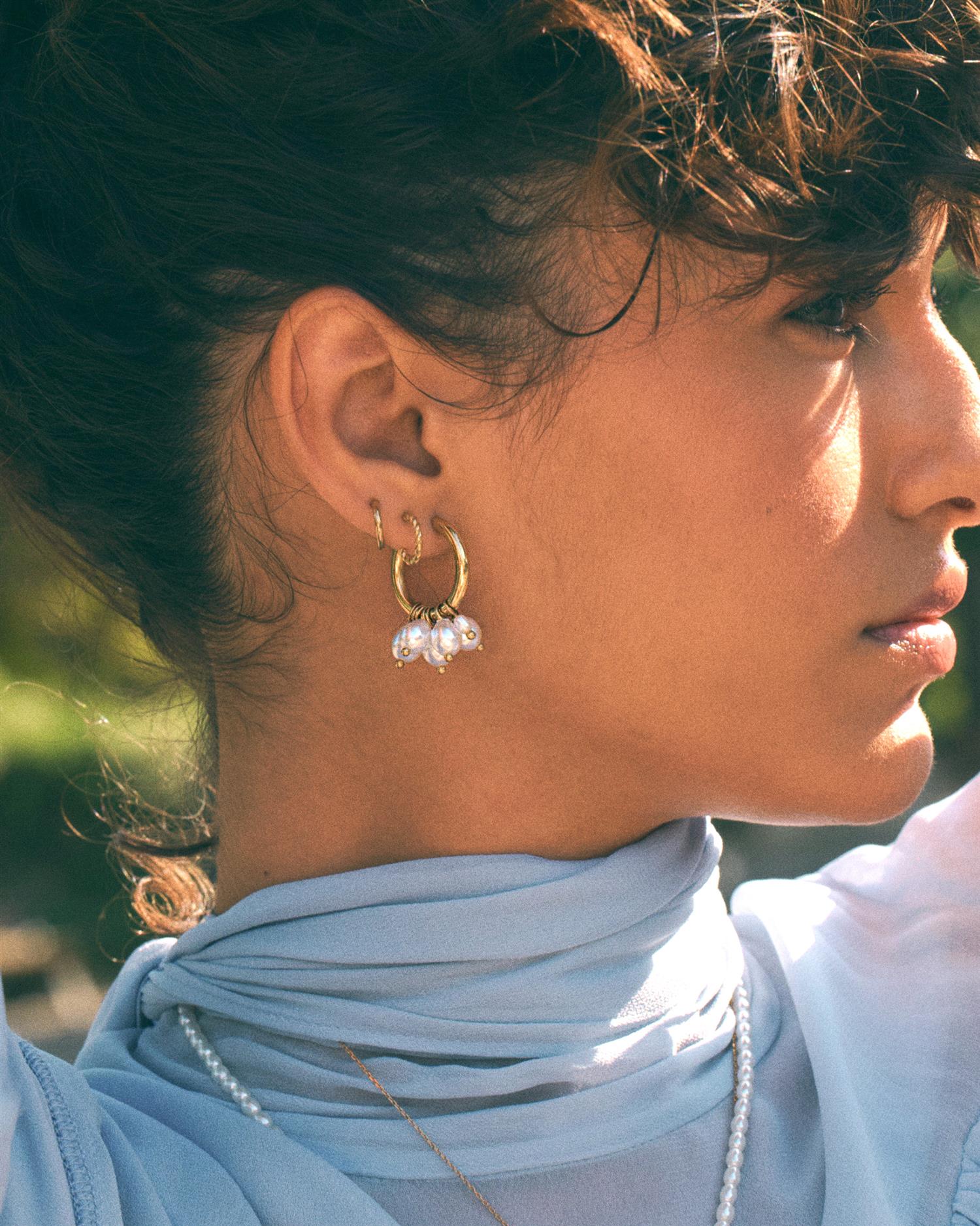 Pearl signet hoops gold
