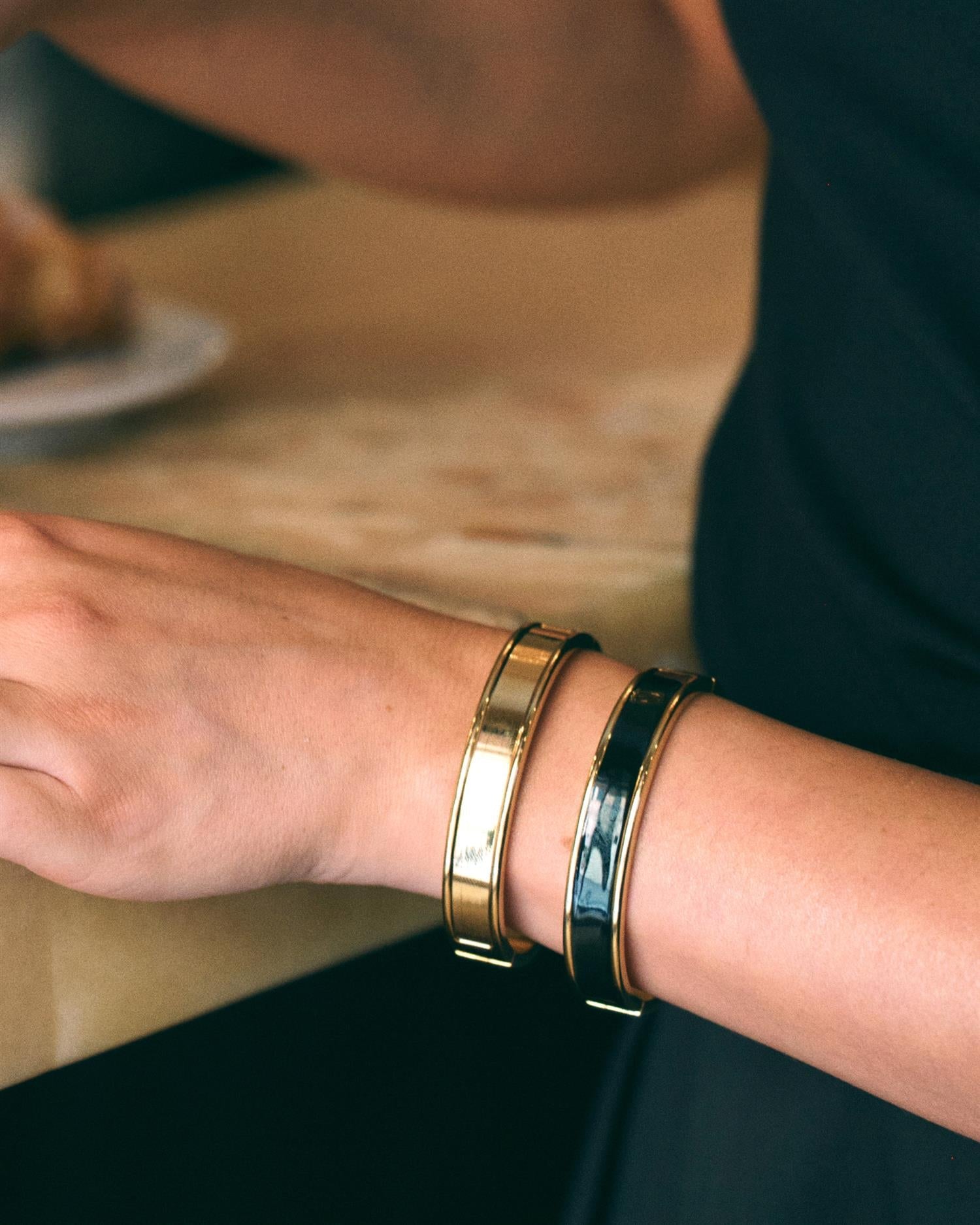 Frame enamel bangle black gold